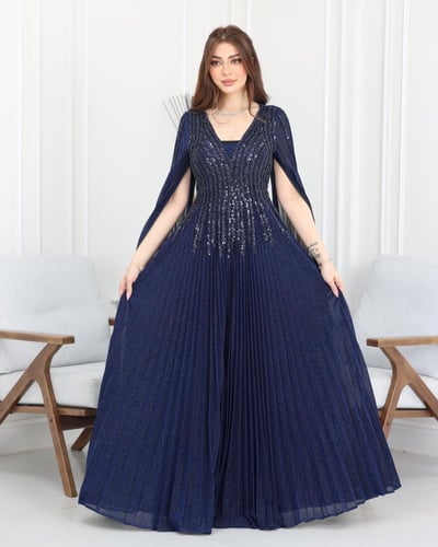 فستان سهرة كحلي بترتر لامع بتصميم مطرّز ومكسر مع أ...