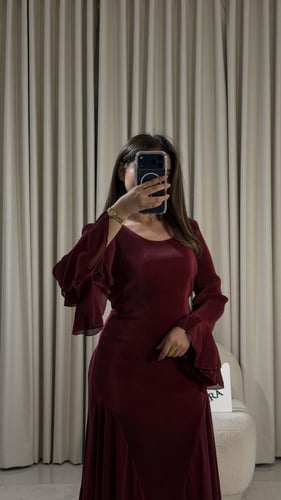 فستان أنيق بتصميم ناعم وتفاصيل أكمام متدرجة