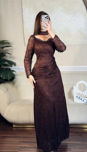 فستان سهرة بني لامع بياقة مرصّعة وتصميم أنيق للمنا...