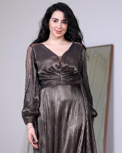 فستان سهرة معدني بتفاصيل فاخرة من أزياء سيدتي