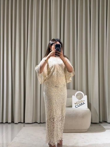 طقم دانتيل أوف وايت بقصة أنثوية راقية