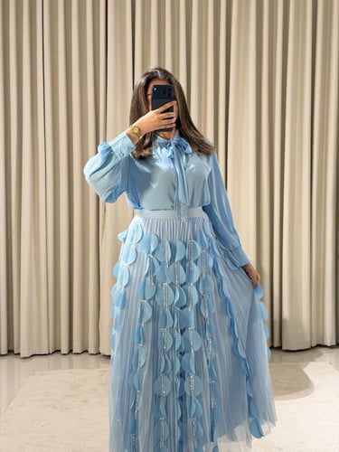 طقم راقي ببلوزة ناعمة وتنورة تول مزينة بتفاصيل ثلا...