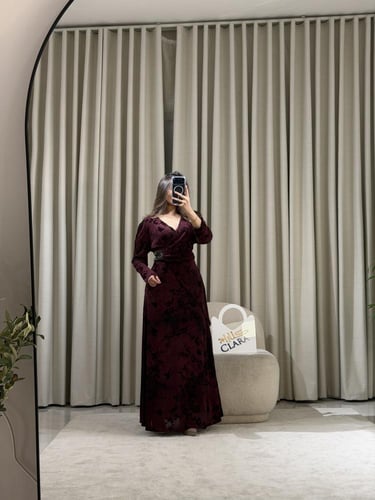 فستان عنابي فاخر بقصّة لف ونقشة مخملية مع حزام خصر...