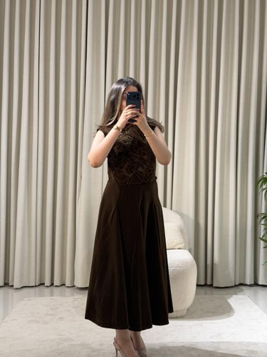 فستان كلاسيكي مزخرف راقٍ