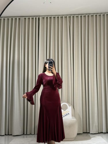 فستان أنيق بتصميم ناعم وتفاصيل أكمام متدرجة