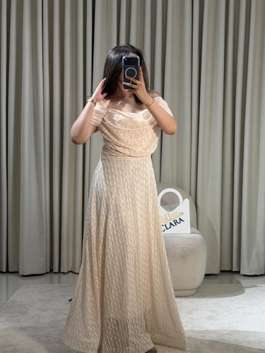 فستان سهرة أنيق بقصة أوف شولدر وقماش لامع بانسيابي...