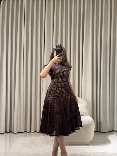 فستان قصير دانتيل بقصة واسعة أنثوية