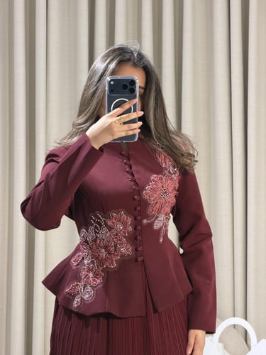 طقم أنيق بتطريز فاخر وتنورة شيفون بليسيه