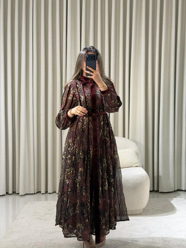 جلابية عنابي فاخرة بنقوش ذهبية لامعة وحزام مخملي أ...