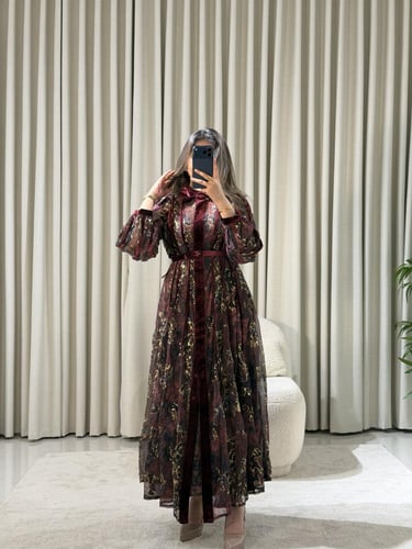 جلابية عنابي فاخرة بنقوش ذهبية لامعة وحزام مخملي أ...