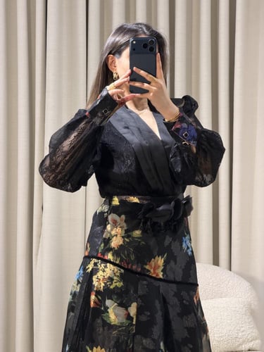 فستان أسود فاخر بطبعات وردية ملونة وقصة ملكية راقي...