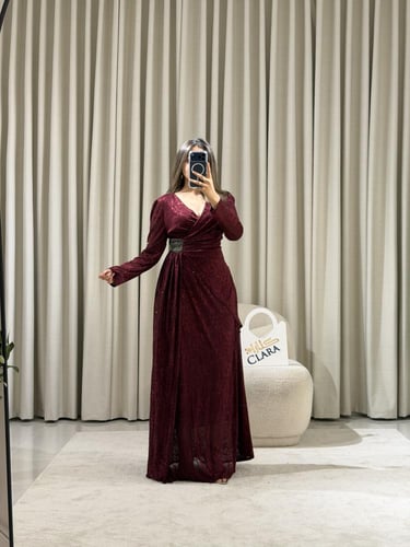 فستان سهرة عنابي فاخر بقصّة لف أنيقة وحزام خصر لام...