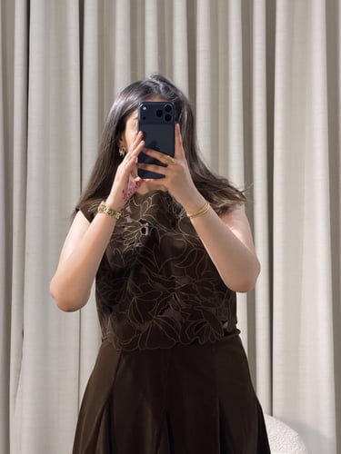 فستان كلاسيكي مزخرف راقٍ