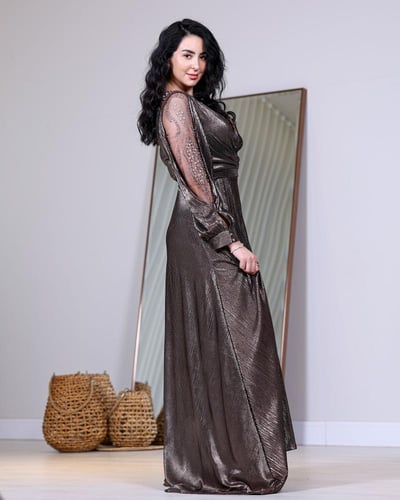 فستان سهرة معدني بتفاصيل فاخرة من أزياء سيدتي