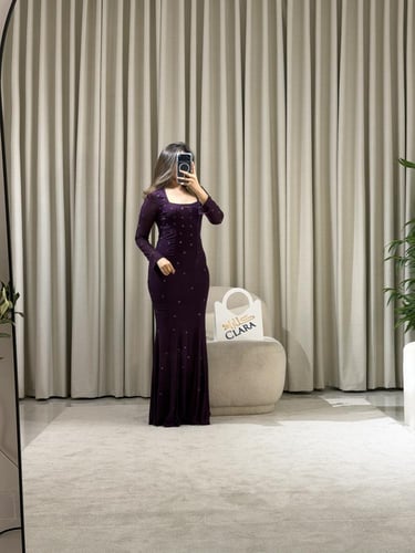 فستان سهرة أنيق بقصّة مستقيمة وأكمام طويلة بتفاصيل...