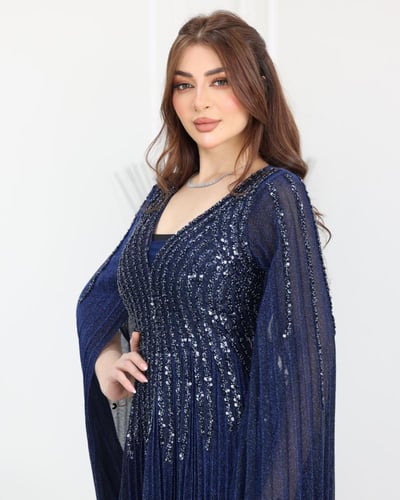 فستان سهرة كحلي بترتر لامع بتصميم مطرّز ومكسر مع أ...