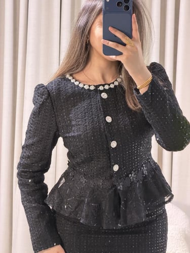 طقم دانتيل أسود فاخر بتفاصيل لؤلؤية وقصة بيبلوم را...