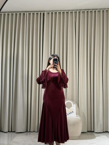 فستان أنيق بتصميم ناعم وتفاصيل أكمام متدرجة