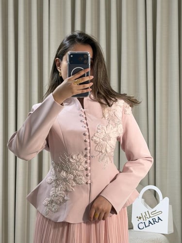 طقم أنيق بتطريز فاخر وتنورة شيفون بليسيه