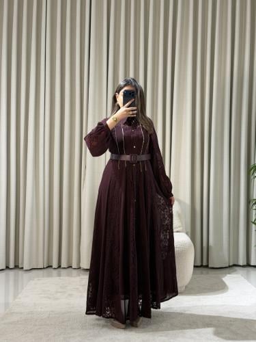 فستان عنابي طويل بتفاصيل دانتيل راقية وحزام أنيق ي...