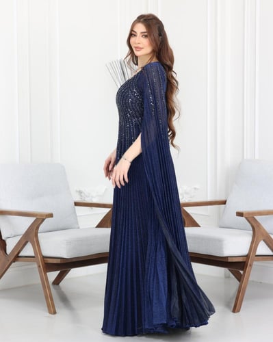 فستان سهرة كحلي بترتر لامع بتصميم مطرّز ومكسر مع أ...