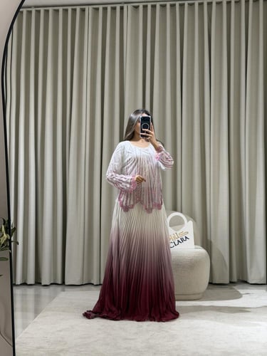 فستان سهرة أبيض متدرج بتطريز وردي لامع وتنورة بليس...