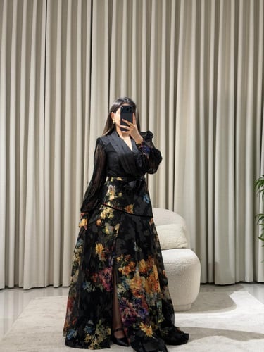 فستان أسود فاخر بطبعات وردية ملونة وقصة ملكية راقي...