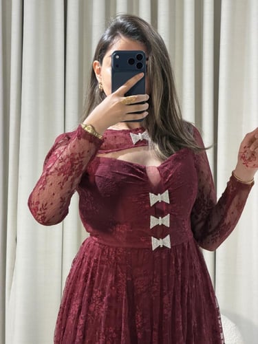 فستان عنابي دانتيل فاخر بتفاصيل فيونكات كريستال وي...