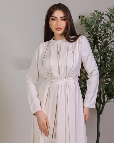 فستان كريب ناعم بياقة عالية وتصميم فاخر