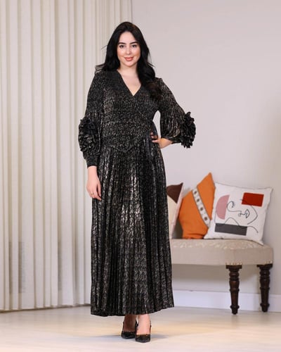 فستان برونزي لامع بأكمام كسرات