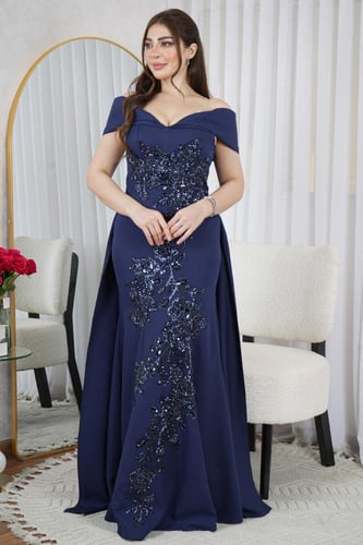 فستان ملكي بلون كحلي فاخر ولمسات فخامة لا تُقاوم