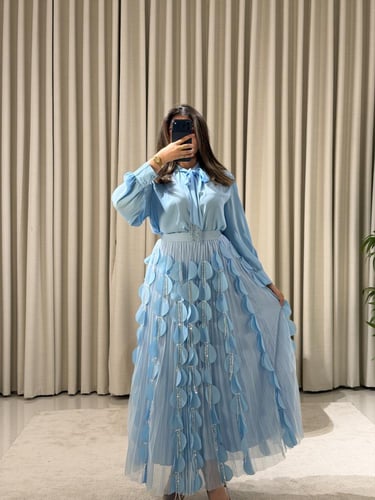 طقم راقي ببلوزة ناعمة وتنورة تول مزينة بتفاصيل ثلا...