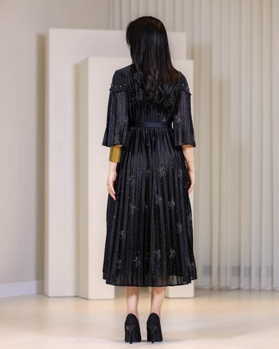 فستان أسود بليسيه بتفاصيل ناعمة