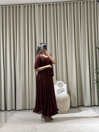 فستان سهرة عنابي ناعم بقصّة انسيابية ولمعة خفيفة أ...