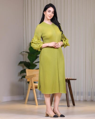 فستان أخضر بأكمام وردية ناعمة