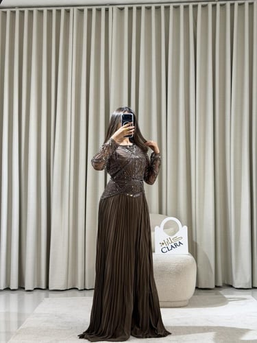 فستان سهرة بني فاخر بتطريز لامع وتنورة بليسيه أنيق...