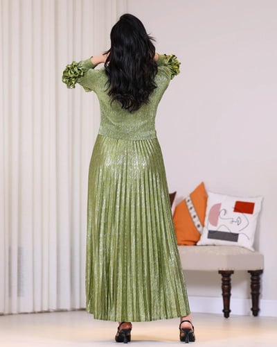 فستان برونزي لامع بأكمام كسرات