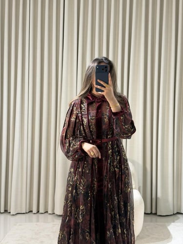 جلابية عنابي فاخرة بنقوش ذهبية لامعة وحزام مخملي أ...