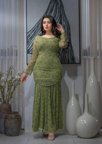 فستان سهرة انيق بتصميم عصري يدمج بين التطريز الفاخر والانسيابية