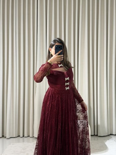 فستان عنابي دانتيل فاخر بتفاصيل فيونكات كريستال وي...