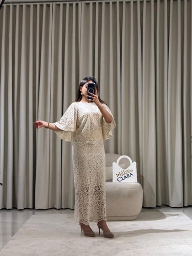 طقم دانتيل أوف وايت بقصة أنثوية راقية