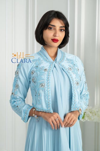 فستان سماوي بليسيه مع جاكيت مطرز بالخرز والكريستال