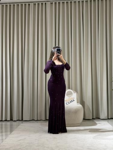 فستان سهرة أنيق بقصّة مستقيمة وأكمام طويلة بتفاصيل...