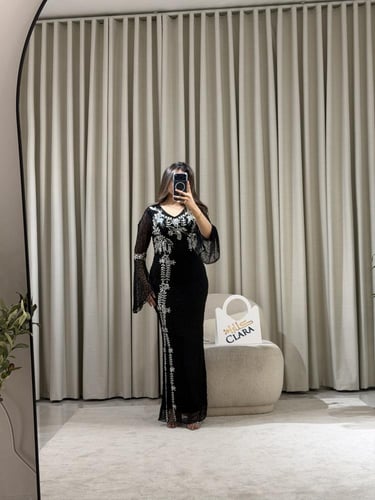 فستان سهرة أسود بتطريز فضي فاخر وأكمام شفافة بقصّة...