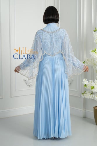 فستان سماوي فاتح بتصميم ملكي واسع وتطريز لؤلؤي فاخ...