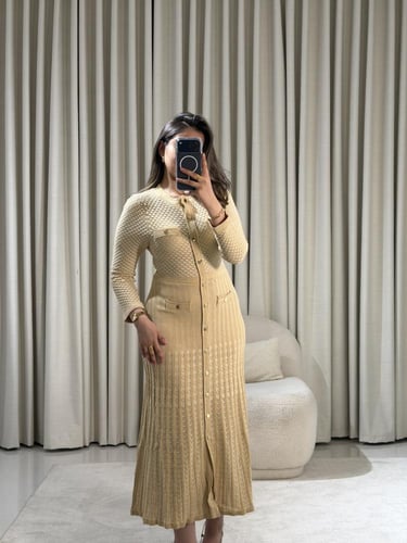 فستان تريكو أنيق بأزرار أمامية وقصة مستقيمة