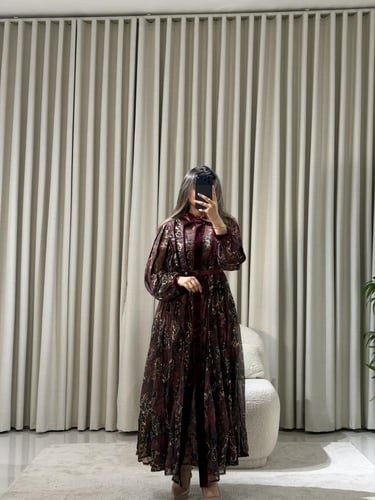 جلابية عنابي فاخرة بنقوش ذهبية لامعة وحزام مخملي أ...