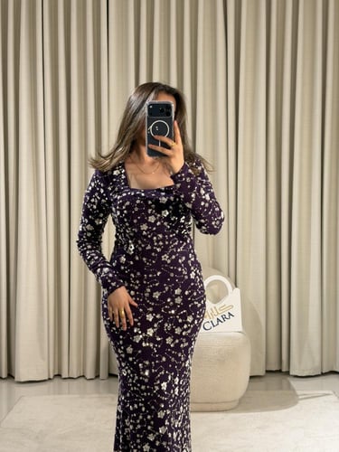 فستان أنثوي مرصّع بتفاصيل لامعة وقصة جذابة