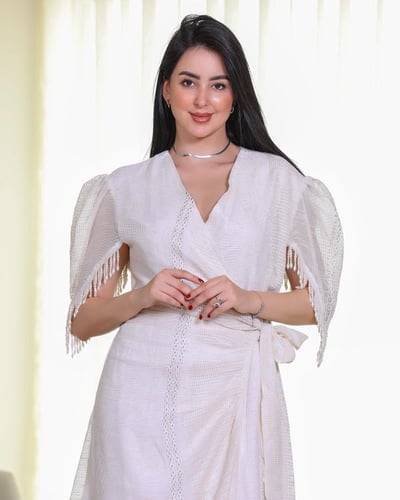 فستان لفّ بتفاصيل مخرمة – أناقة ناعمة وإطلالة صيفي...