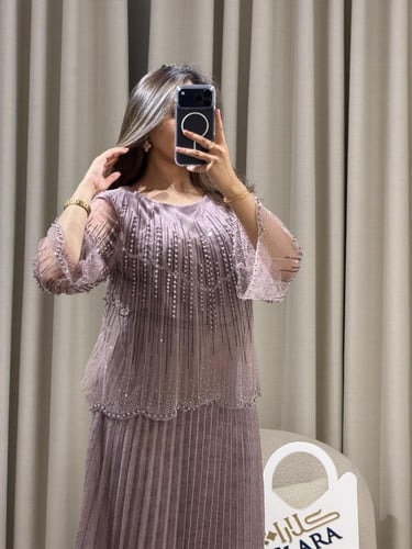 فستان سهرة موف هادئ بتطريز لامع وأكمام شفافة وتنور...